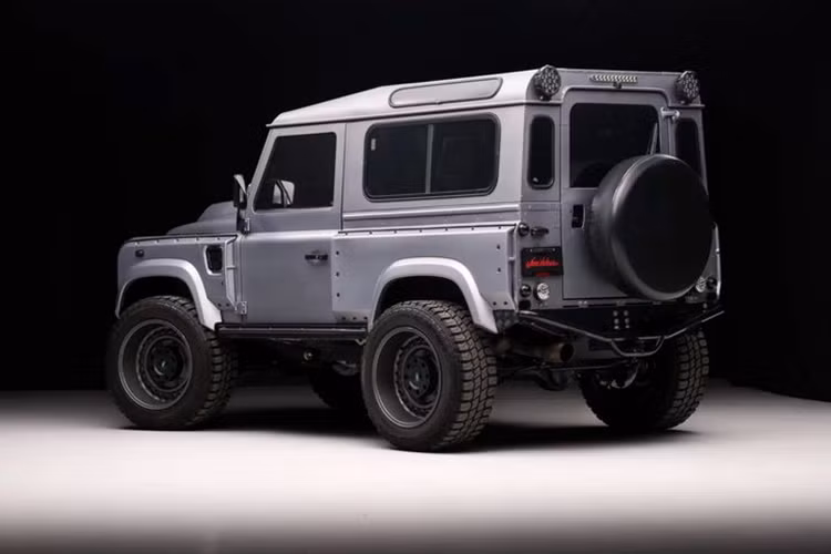 Ở phía bên trong, chiếc SUV được trang bị ghế Recaro Sportster bọc da phối da lộn màu nâu, hệ thống âm thanh Alpine, đầu màn hình cảm ứng, camera lùi và vật liệu cách âm.