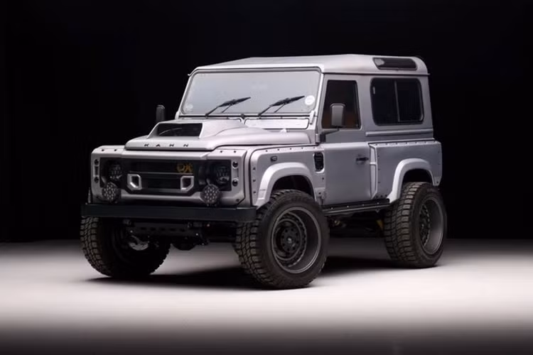 Ngoài ra, chiếc SUV địa hình Land Rover Defender 90 từ Kahn Design cũng được trang bị lưới tản nhiệt mới, đèn pha LED, cản trước bằng thép và ốp vòm bánh xe. Ở phía trên, nắp capo được bổ sung khe hút gió cỡ lớn, giúp tăng thêm vẻ “hung dữ” cho chiếc xe.