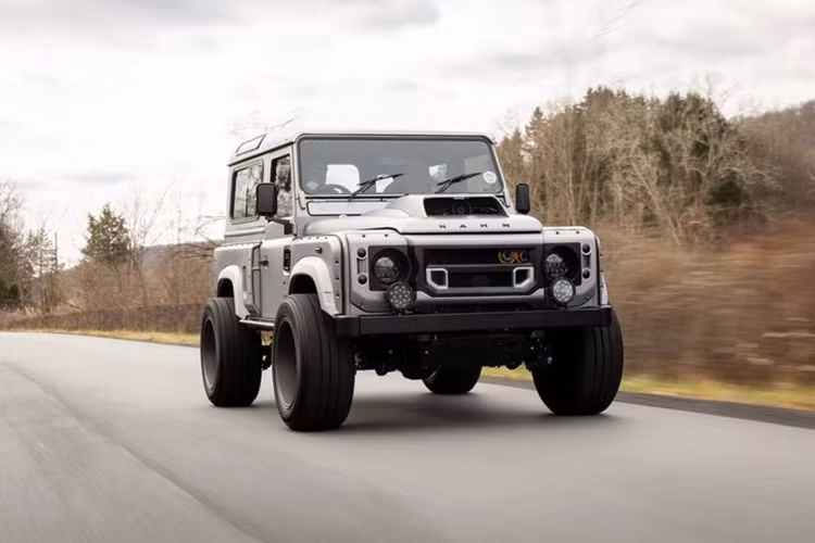 Công ty có trụ sở tại Anh Quốc này vừa cho ra mắt một mẫu xe Land Rover Defender độ off-road dựa trên nguyên bản Defender 90 đời 1991. Để khiến chiếc SUV địa hình hạng sang này trở nên hầm hố hơn, Kahn đã bổ sung bộ bodykit thân rộng với các chi tiết đinh tán đậm chất “nhà binh”.