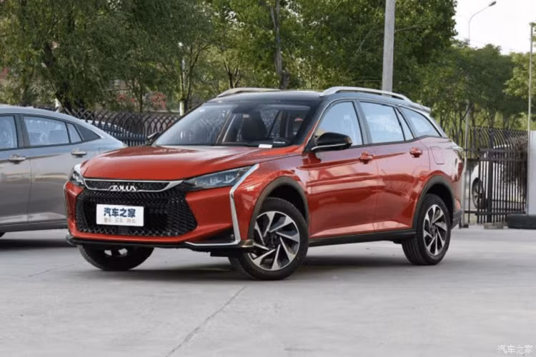 Để không bị lép vế trong việc tạp ra các thương hiệu con, đáp ứng nhiều phân khúc các khách hàng khác nhau, tập đoàn Dongfeng đã giới thiệu thương hiệu Fengshen và chiếc xe đầu tiên mà họ trình làng là mẫu xe Yixuan GS vào năm 2020. Đến nay, thương hiệu xe được mệnh danh là "ngon rẻ" của Trung Quốc đã giới thiệu 1 phiên bản mới của Dongfeng Fengshen Yixuan GS 2023 mới mang tên gọi Mach Edition.
