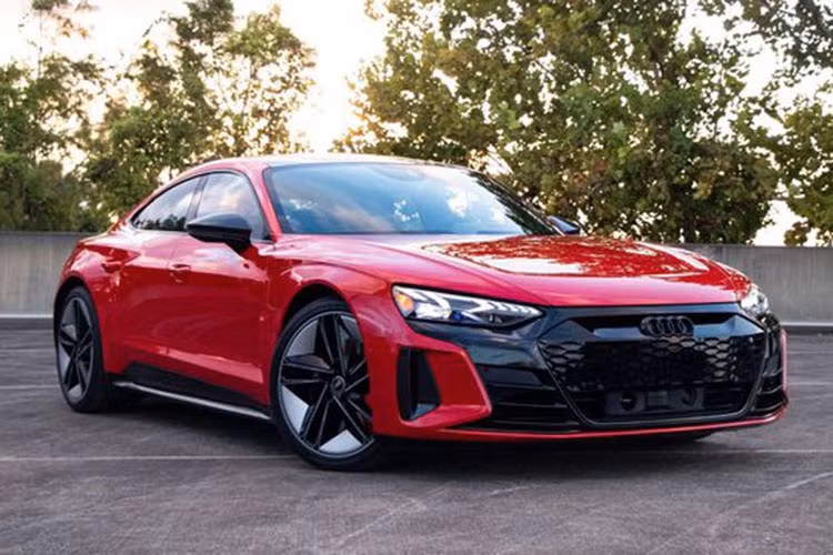 Tại triển lãm VMS 2022 diễn ra vào tháng 10 năm ngoái, Audi Việt Nam đã mang 2 chiếc xe điện trong dải sản phẩm E-tron của mình là GT và SUV để ra mắt với khách hàng Việt, trong đó, Audi E-tron GT 2023 chạy điện đã được bán chính hãng còn Audi E-tron SUV chỉ trưng bày.