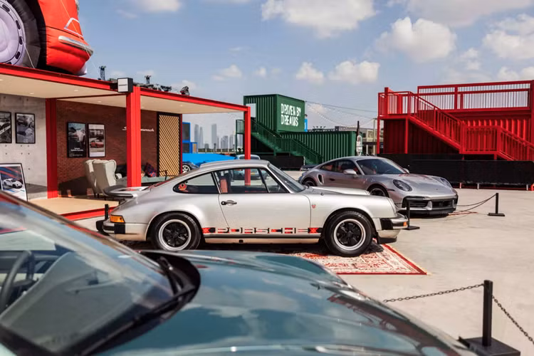 Ông Manfred Bräunl, Giám đốc điều hành của Porsche Trung Đông và Châu Phi chia sẻ: “Chiếc xe rất đặc biệt này đã làm nổi bật tinh thần dũng cảm và tiên phong của Porsche khi chúng tôi nhìn lại nguồn cảm hứng cho dự án, chiếc ‘911 Turbo Nr. 1’. Đây cũng là sự thể hiện hoàn hảo về những gì các chương trình cá nhân hóa của Porsche có thể thực hiện được.”