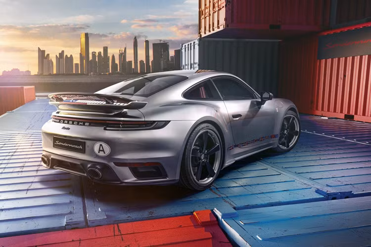 Cụ thể chiếc Porsche 911 Turbo thuộc thế hệ 992 mới nhất hiện nay, nhưng sở hữu những đặc điểm nhận dạng từng thuộc về “911 Turbo Nr. 1” – chiếc 911 Turbo đầu tiên từng được chế tạo trong lịch sử hãng xe Đức.