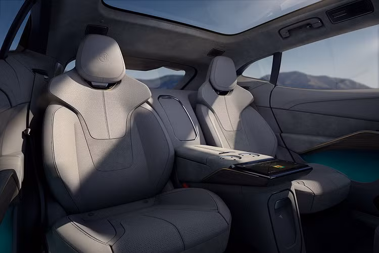 Đi kèm với đó là pin lithium-ion polymer với dung lượng 112 kWh, mang đến quãng đường di chuyển 600 km sau một lần sạc đầy pin. Xe có thể dùng sạc chậm AC 22 kW hoặc sạc nhanh DC 335 kW. Trong khi đó, bản R được trang bị mô-tơ điện mạnh 905 mã lực và 985 Nm. 
