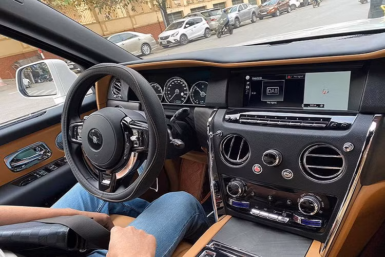 Tất nhiên là đó chỉ là giá lăn bánh của xe, chưa kể chiếc Rolls-Royce Cullinan biển sảnh Thái Nguyên số 20A-667.89, tức sảnh tiến 6789 nên sẽ có giá trị cao hơn. Đây là 1 trong các siêu biển sảnh đẹp, chỉ xếp sau biển 567.89 được gọi là sảnh rồng.