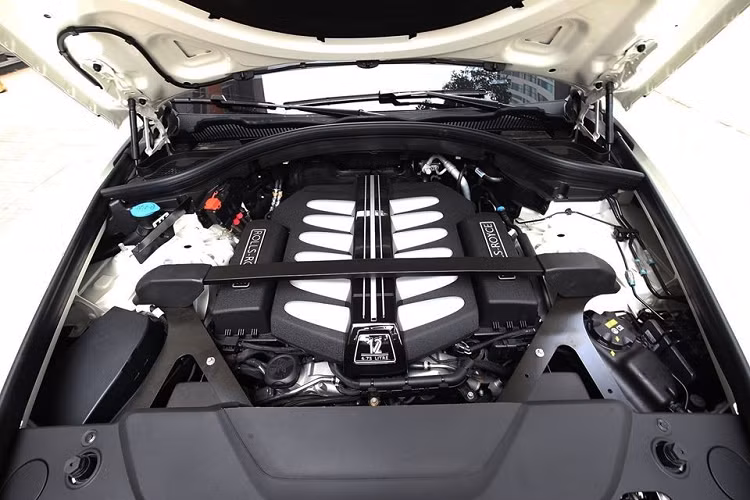 Chiếc SUV siêu sang Rolls-Royce Cullinan mới đăng ký biển 20A-667.89 nếu thuộc phiên bản 4 chỗ ngồi, điều này đồng nghĩa ở hàng ghế sau sẽ chỉ có hai ghế ngồi kiểu độc lập và thương gia theo gói tuỳ chọn Individual Seat. Ở giữa hai hàng ghế này có bệ tỳ tay, tủ lạnh, hai chiếc ly và rượu champagne cùng một số tuỳ chọn khác. Phía sau hàng ghế thương gia này còn có một tấm kính để ngăn cách với khoang hành lý.