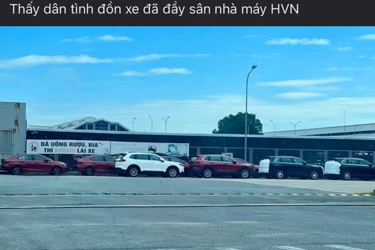 Tuy nhiên, có một chi tiết của xe khiến không ít người xem cảm thấy thất vọng, đó là vành la-zăng. Những chiếc Honda CR-V 2024 về Việt Nam trong ảnh đều được trang bị vành hợp kim 18 inch với thiết kế đa chấu và sơn màu bạc khá đơn điệu. 