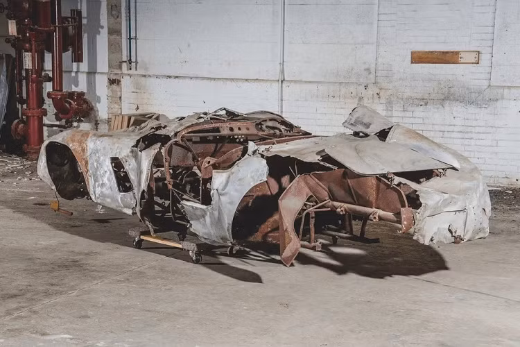 Hãng đấu giá nổi tiếng RM Sothebys đã tổ chức sự kiện đấu giá thường niên Monterey 2023 và 1 trong những chiếc xe ấn tượng, nổi tiếng cũng như gây bất ngờ nhất là đống sắt vụn Ferrari Mondial Spider Series I 1954 đã được mang đến đấu giá, nhưng trong tình trạng đã bị phá hủy hoàn toàn, trông chẳng khác gì "đống sắt vụn" nhưng vẫn có người chi ra 1,875 triệu đô la (khoảng 43 tỷ đồng) để sở hữu.