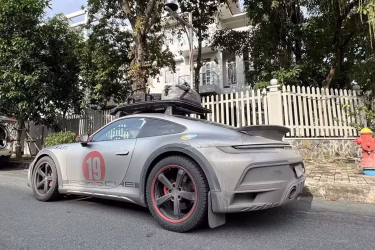 Hiện đây nhiều khả năng là 1 trong các xe Porsche 911 Dakar trên thế giới có số đồng hồ công tơ mét tăng nhanh nhất. Và chưa dừng lại đó, chủ xe Porsche 911 Dakar này cũng dự định sẽ góp mặt trong chuyến hành trình chạy từ Sài Gòn đi châu Âu, với điểm dừng chân cuối cùng là nhà máy của hãng xe Porsche, với tổng quãng đường là hơn 65.000 km.