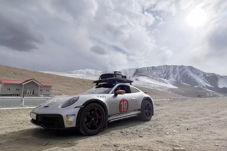 Điểm mạnh của Porsche 911 Dakar 2023 cũng chính là chìa khóa giúp doanh nhân Hải Phòng có thể dễ dàng lái xe từ Việt Nam đến sa mạc Gobi chính là việc khoảng sáng gầm cao hơn 50 mm so với xe tiêu chuẩn, ngoài ra, chiếc xe Porsche 911 Dakar còn có thể tăng thêm 30 mm nữa ở chế độ High Level.
