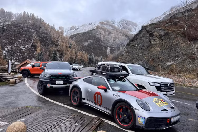 "Trái tim" của Porsche 911 Dakar 2023 sử dụng khối động cơ xăng 6 xi-lanh thẳng hàng, tăng áp kép, dung tích 3.0 lít, sản sinh công suất tối đa 473 mã lực và mô-men xoắn cực đại 570 Nm.