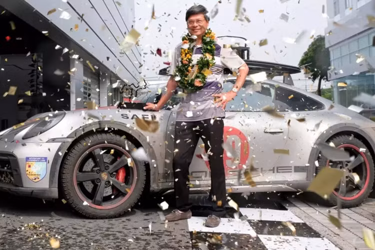 Mới đây, hình ảnh của chiếc xe thể thao giới hạn Porsche 911 Dakar hơn 16 tỷ thứ 3 về Việt Nam được đăng tải lên mạng xã hội đã nhận được sự quan tâm của giới mê xe trong nước