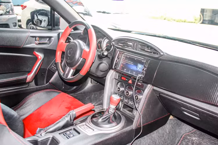 Ở thời điểm công bố năm 2012, Toyota FT-86 tại Việt Nam được phân phối chính hãng và có giá bán là 1,65 tỷ đồng, tương đương Mercedes-Benz GLK, một mẫu xe hạng sang lúc bấy giờ. Tuy nhiên, người sẵn sàng bỏ ra số tiền lớn như thế để sở hữu Toyota FT-86 chắc chắn là một người có niềm đam mê rất to lớn với những mẫu xe thể thao JDM.