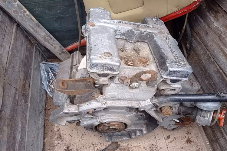 Người rao bán cho biết, động cơ, nhiều bộ phận của hệ thống treo và một số chi tiết nội thất đã bị tháo ra khỏi chiếc Maserati Merak. Những bộ phận này được đặt bên cạnh xác xe và chờ lắp ráp vào chiếc Maserati Merak này. Ở phiên bản 1979, Maserati Merak vốn được trang bị động cơ xăng V6, dung tích 3.0L, sản sinh công suất tối đa 217 mã lực. Tuy nhiên, hiện chưa rõ động cơ của xe còn sử dụng được hay không.