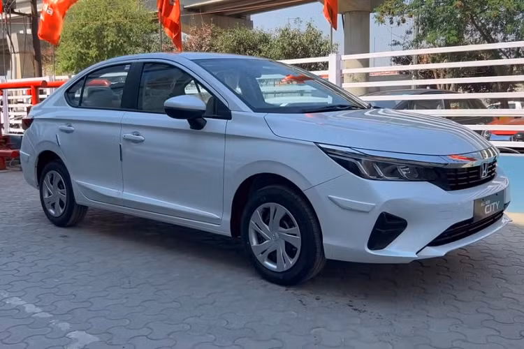 SV vốn là bản trang bị mới của dòng xe Honda City tại thị trường Ấn Độ. Sự xuất hiện của bản SV này giúp xe có giá "mềm" hơn, tiếp cận được nhiều khách hàng ở thị trường Ấn Độ hơn. Bên ngoài, Honda City SV 2023 mới sở hữu thiết kế khá giống với bản V và VX cao cấp hơn.
