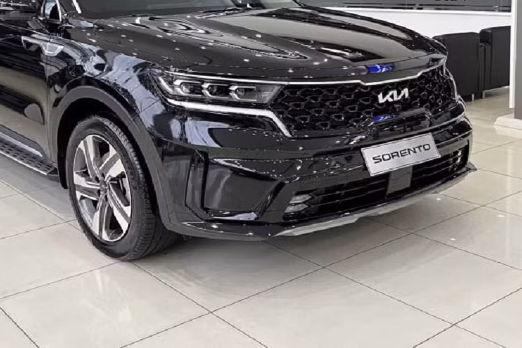 Dù được nâng cấp, bổ sung khá nhiều trang bị để sánh ngang với đối thủ Hyundai Santa Fe nhưng doanh số của Kia Sorento vẫn khá hẩm hiu, thường xuyên bị đối thủ bỏ lại khá xa. Trong tháng 3 vừa qua, Kia Sorento ghi nhận doanh số chỉ có 184 xe bàn giao tới khách hàng. Trong khi con số tương ứng với Santa Fe là 514 xe