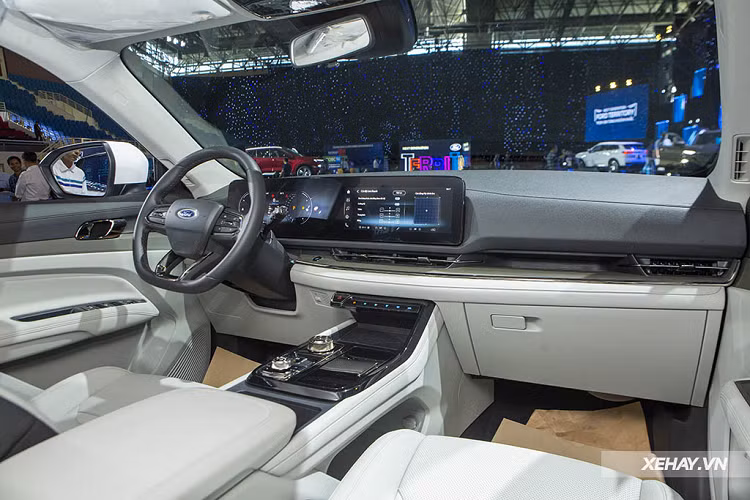 Riêng trong tháng 12/2022, Ford đã bàn giao 1.002 xe Territory đến tay khách hàng. Khác với các đàn anh Everest và Ranger; Ford Territory khoác lên mình diện mạo bắt mắt theo xu hướng trẻ trung, thời thượng rất phù hợp với đối tượng người dùng trẻ tuổi.