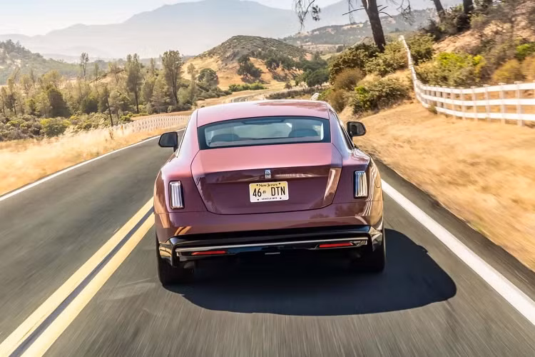 Mức giá xe Rolls-Royce Spectre đặc biệt này không được nhắc đến nhưng có nhiều thông tin cho rằng giá xe từ 420.000 USD tại Mỹ (tương đương 9,9 tỷ đồng).