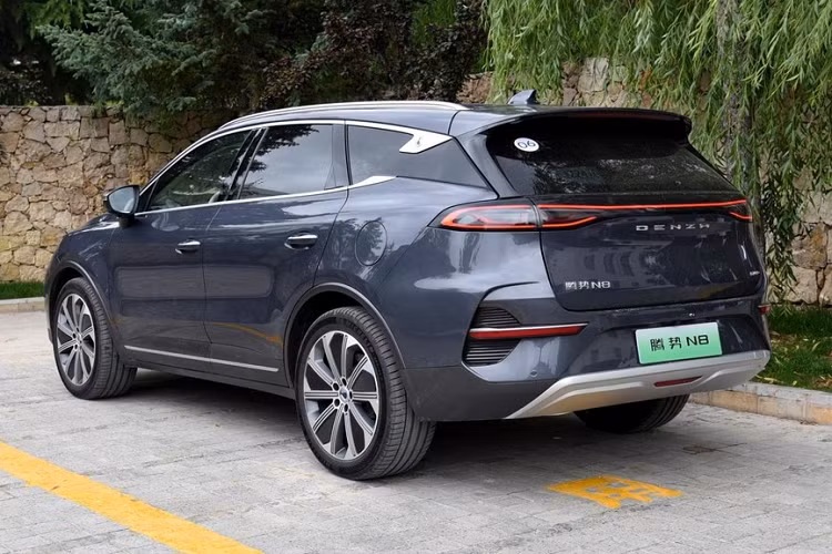 Ngoài ra, phiên bản BEV của xe Denza N8 sẽ được trang bị động cơ phía trước 308 mã lực cho kiểu dẫn động 2 bánh, tiếp đến kiểu dẫn động bốn bánh là việc động cơ phía trước sản sinh ra công suất tối đa 308 mã lực và 268 mã lực cho phía sau.