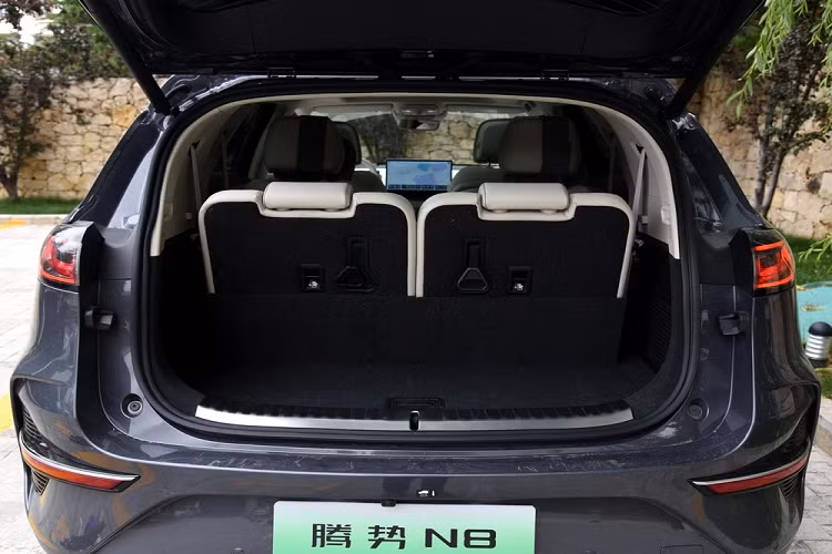 Hơn nữa, hành khách ở hàng ghế sau có quyền sử dụng bàn khay. Ngoài ra còn có màn hình cảm ứng LCD để điều khiển điều hòa cho hàng ghế sau.
