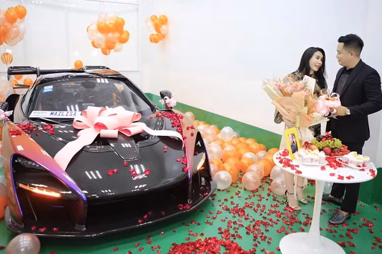 Còn chiếc Koenigsegg Regera được bà Mai Lisa tiết lộ sẽ được mang về Campuchia để đăng ký biển số mang tên chồng rồi mới đi đường bộ sang Việt Nam, chi phí để sở hữu xe Koenigsegg Regera được chia sẻ là gần 200 tỷ đồng, khoảng 8,3 triệu đô la.