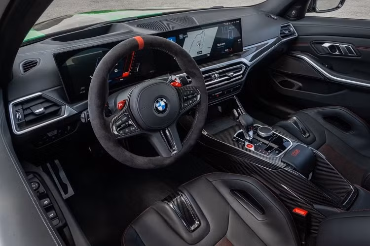 Điểm khác biệt lớn nhất tại không gian nội thất giữa M4 CSL và M3 CS là bảng đồng hồ taplo kỹ thuật số và màn hình trung tâm có kích thước lần lượt là 12.3 inch và 14.9 inch.