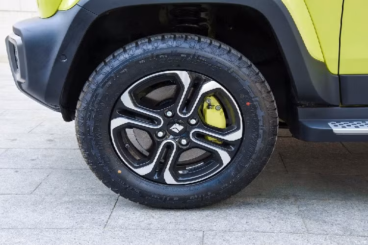 Được áp dụng phong cách thiết kế mang hơi hướng cổ điển, Baojun Yep trông như phiên bản thu nhỏ của Mercedes-Benz G-Class và Suzuki Jimny. Mẫu ô tô điện Trung Quốc này được trang bị đèn pha LED hình chữ nhật đơn giản, cản trước hầm hố, nẹp nhựa bao quanh thân xe.
