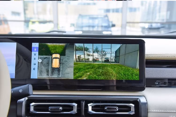 Theo hãng Baojun, nội thất của xe được làm từ những chất liệu thân thiện với môi trường. Hàng ghế thứ hai mang đến khoảng duỗi chân 1.045 mm cho hành khách và có thể gập xuống để tạo ra khoang hành lý 715 lít, đủ chứa 2 va ly loại 28 inch cùng 2 va ly 20 inch.