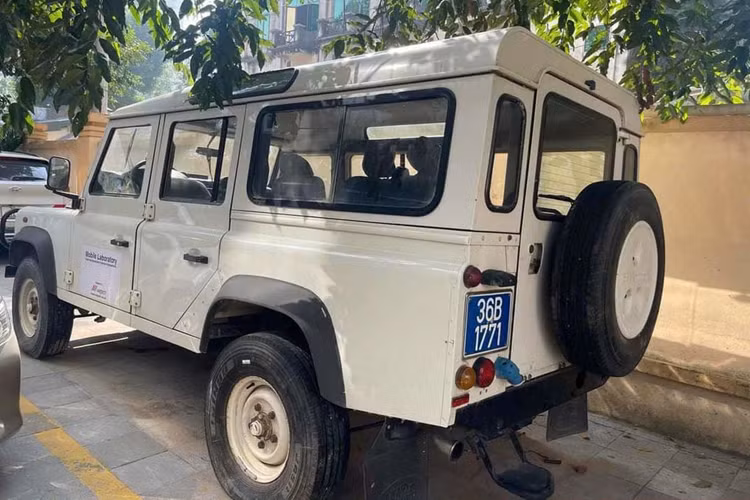 Land Rover Defender TD5 sử dụng động cơ dầu 5 xy lanh thẳng hàng dung tích 2.5L tăng áp, sản sinh công suất tối đa 120 mã lực tại 4.200 vòng/phút và mô-men xoắn cực đại 300Nm từ 1.950 vòng/phút.