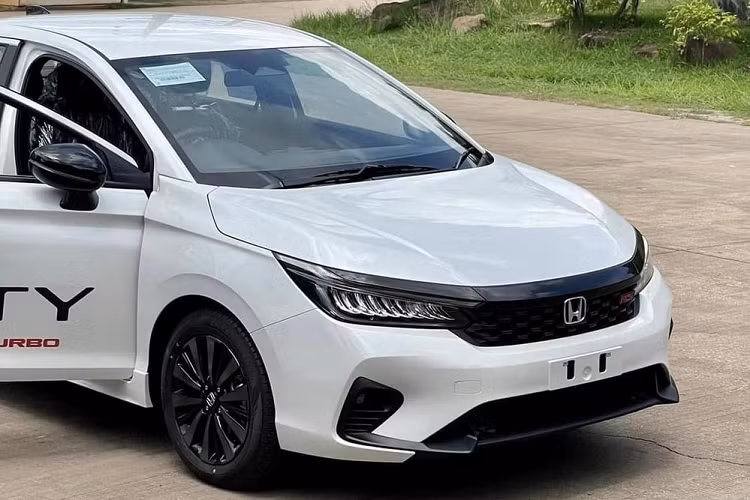 Tương tự Thái Lan, xe ở Việt Nam cũng có phiên bản RS. Do đó, chúng ta có thể xem trước thiết kế của Honda City RS 2023 sắp ra mắt Việt Nam qua hình ảnh xe ở Thái Lan. Có thể thấy mẫu xe sedan Honda City RS 2023 sẽ sở hữu thiết kế tổng thể tương tự bản cao cấp nhất ở thị trường Ấn Độ. Tuy nhiên, xe vẫn có một số chi tiết ngoại thất riêng.