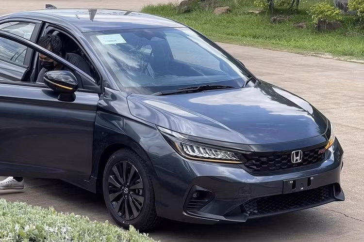 Theo kế hoạch, vào ngày 5/7/2023 tới đây, hãng Honda sẽ chính thức giới thiệu City phiên bản nâng cấp giữa vòng đời ở thị trường Thái Lan. Trước thời điểm đó, Honda City 2023 mới đã bị bắt gặp trên đường phố nước này. Chiếc Honda City mới trong những hình ảnh này thuộc phiên bản RS cao cấp nhất.