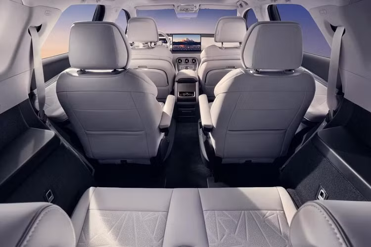 Vào tháng 3 đầu năm nay, Denza, thương hiệu con của tập đoàn BYD, đã nhá hàng về chiếc SUV mới của mình mang tên gọi N8, những bức ảnh này đã khiến không ít người tỏ ra thất vọng vì thương hiệu Denza được định vị xe độc lập, sang trọng do BYD và Mercedes-Benz hợp tác sản xuất, nhưng thiết kế lại na ná người anh em "cùng cha khác mẹ" BYD Tang.