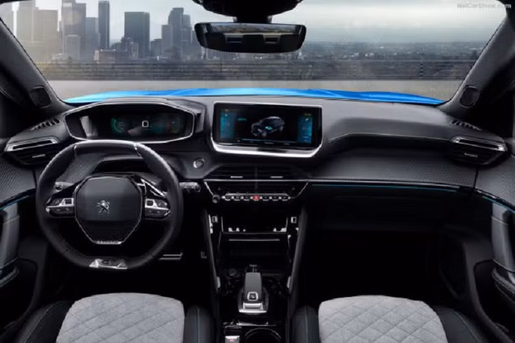 Bên ngoài, mẫu xe ôtô điện này sở hữu thiết kế không thay đổi quá nhiều so với Peugeot 2008 dùng động cơ đốt trong thông thường. Tuy nhiên, lưới tản nhiệt của Peugeot e-2008 2023 bị đóng kín vì không cần làm mát khoang động cơ. Ngoài ra, mẫu ô tô điện này còn dùng vành la-zăng riêng, không giống Peugeot 2008.