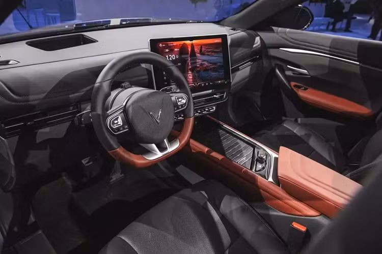 SUV điện VinFast VF7 đã lần đầu tiên trình làng trong triển lãm Điện tử Tiêu dùng (CES) 2022 diễn ra vào đầu năm ngoái dưới dạng xe concept. Ở bản thương mại, mẫu ô tô điện này dự kiến không thay đổi nhiều về mặt thiết kế so với xe concept.
