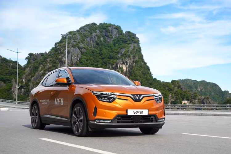 Cụ thể, VinFast đã bàn giao 395 xe VF8 và 469 xe VF e34 cho khách hàng. Việc công bố phiên bản cập nhật phần mềm FRS6.0/7.0 với nhiều nâng cấp đáng giá, đặc biệt là quãng đường di chuyển sau mỗi lần sạc đầy theo tiêu chuẩn NEDC được nâng lên tới 318,6 km đã giúp VF e34 trở thành mẫu ôtô điện bán chạy nhất của VinFast trong tháng qua.