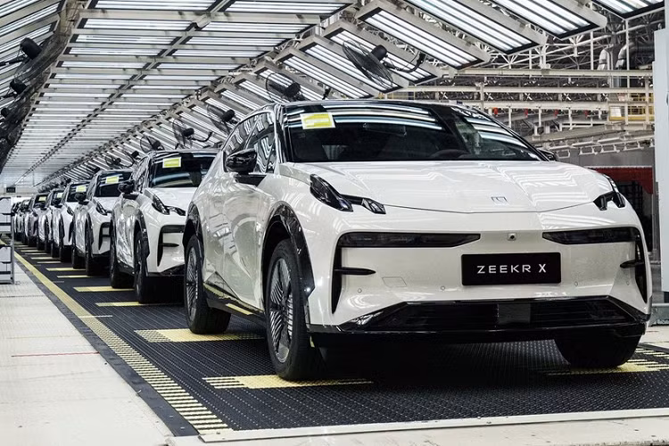 Trước đó, Geely đã ra mắt mẫu SUV chạy điện Zeekr X tại Trung Quốc vào ngày 12/4/2023, với tổng cộng 3 cấu hình, mức giá xe Zeekr X 2023 mới từ 189.800 nhân dân tệ đến 209.800 nhân dân tệ (tương đương 624 triệu đồng cho đến 690 triệu đồng). 