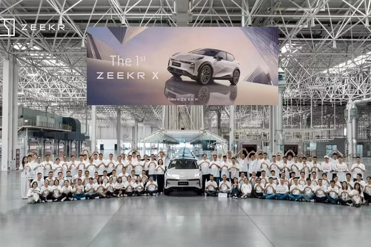 Mới đây, Zeekr, thương hiệu con của tập đoàn Geely đã công bố chiếc xe sản xuất hàng loạt đầu tiên của X, đã chính thức rời khỏi dây chuyền lắp ráp tại nhà máy Thành Đô chỉ sau đúng 56 ngày ra mắt lần đầu tiên. Hãng xe Trung Quốc này dự kiến sẽ bắt đầu giao Zeekr X 2023 chạy điện vào giữa tháng 6 này.