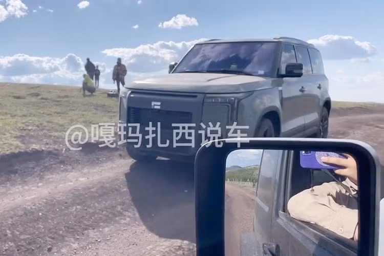  Rox Motor của Trung Quốc thành lập vào tháng 1/2021 với tư cách là một công ty công nghệ cao, không chỉ tập trung vào thiết kế và sản xuất ôtô mà còn tập trung vào hệ thống tự lái. Rox sau đó hợp tác với rất nhiều công ty nổi tiếng như CATL , Bosch, Valeo... Vào tháng 2/2023, Rox nhận được khoản đầu tư lớn từ các công ty Tencent và IDG Capital.