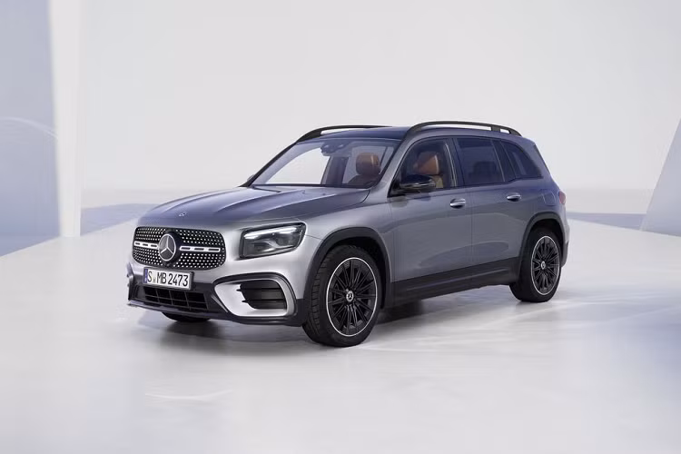 Trang bị động cơ trên các bản GLA và GLB 2023 AMG là cụm máy 2.0L 4 xy-lanh tăng áp với công suất 302 mã lực và mô men xoắn đạt 400Nm. Cả hai đều có hộp số ly hợp kép 8 cấp của AMG và hệ dẫn động bốn bánh 4Matic.Mercedes-Benz hiện chưa công bố giá bán của GLA và GLB 2023.