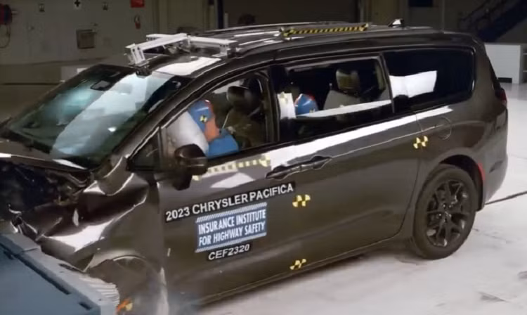 Kia Carnival, Toyota Sienna, Honda Odyssey chua tot o hang ghe sau