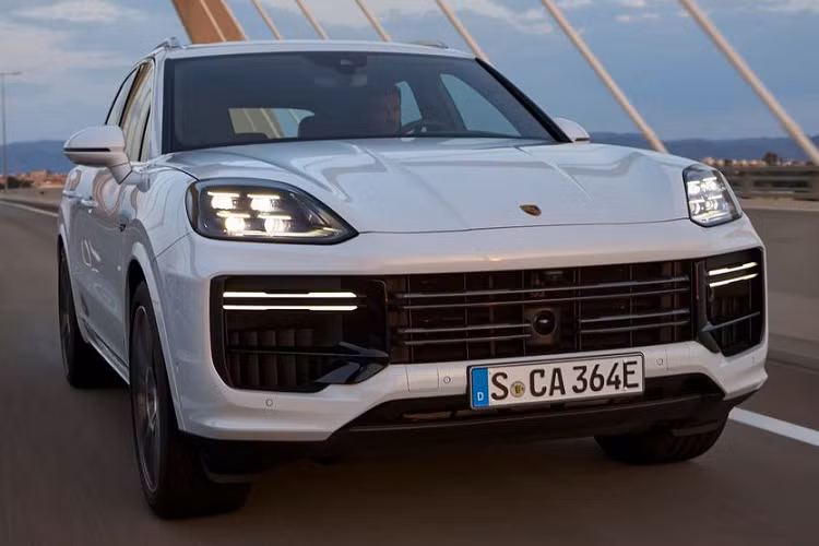 Porsche cho biết khối động cơ mạnh mẽ giúp mẫu xe SUV hạng sang Porsche Cayman Turbo E-Hybrid tăng tốc từ 0 -100 km/h chỉ trong khoảng 3,5 giây. Trong khi đó, vận tốc tối đa của xe được giới hạn ở mức 295 km/h.