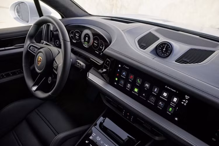 Ngoại thất của bản Cayenne Turbo E-Hybrid nhìn chung vẫn giống các biến thể tiêu chuẩn, nhưng được nâng cấp một số chi tiết nhằm đem lại dáng vẻ thể thao hơn. Phần vòm bánh xe và phần dưới cản sau trên phiên bản này được sơn cùng màu với thân xe. Xe cũng được trang bị đèn pha LED HD-Matrix Design, kẹp phanh màu đỏ và ống xả kép.