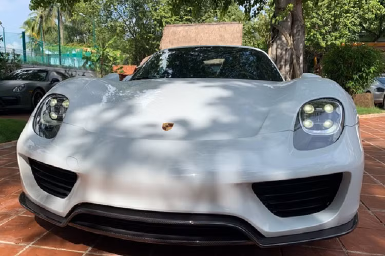 Với việc chiếc xe Porsche 918 Spyder đã đăng ký biển số NG, bộ sưu tập xe hypercar của ông Vũ đã có đầy đủ biển số, 2 xe còn lại là McLaren Senna bản giới hạn 500 chiếc cũng được đơn vị nhập xe đăng ký biển CV và duy nhất, Bugatti Veyron mang biển trắng. Ngoài ra, ông Vũ còn có 1 cặp xe Ford GT thế hệ mới, với giá trị phải trên 120 tỷ đồng, đắt hơn nhiều 3 chiếc xe hypercar còn lại.