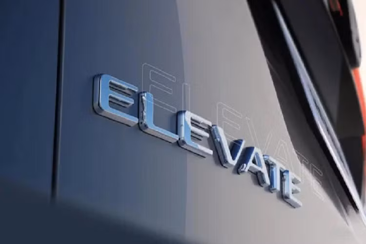 Dựa trên một số hình ảnh được chia sẻ thì Honda Elevate 2023 có đèn chiếu sáng sắc nét, đèn hậu kéo dài ngang thân xe với logo Honda chính giữa, vòm bán xe đầy mạnh mẽ, giá đỡ trên nóc.