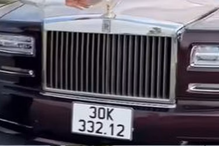 Cụ thể, hiện Rolls-Royce Phantom Lửa Thiêng đổi biển số mới là 30K-332.12. Theo giới luận biển, chiếc biển này mang ý nghĩa "tiền tiền mãi nhất mãi", ngụ ý mang đến tài lộc, tiền quanh năm, đầy đủ cho chủ nhân.