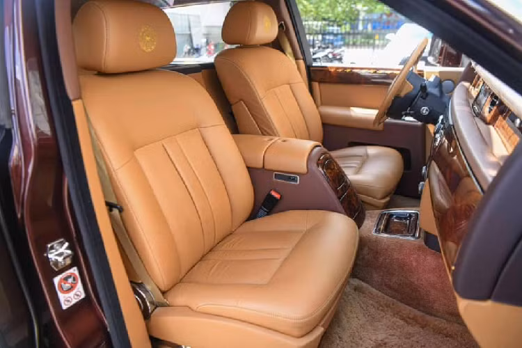 Rolls-Royce Phantom Lửa Thiêng được trang bị khối động cơ V12, dung tích 6.75 lít, sản sinh công suất tối đa 453 mã lực và mô-men xoắn cực đại đạt 720 Nm. Mất khoảng thời gian 6,1 giây để tăng tốc lên 100 km/h từ vị trí xuất phát, trước khi đạt vận tốc tối đa 250 km/h. 