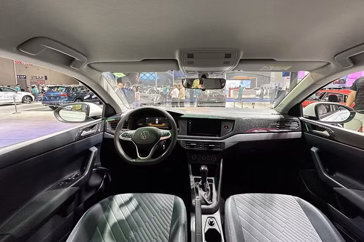 So sánh nhanh với Volkswagen Lavida đang bán ra thị trường, phiên bản XR có ngoại hình thể thao hơn với việc phần đầu xe sử dụng lưới tản nhiệt trang trí màu đen nối liền với 2 đen pha, không chia cách, tiếp đó là phần hốc gió trước liền mạch, với điểm nhấn là các viền mạ crôm ma trận chấm, cũng là điểm trang trí cho mặt tiền xe.