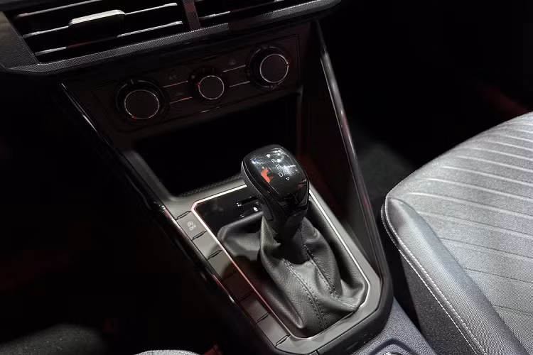 Về sức mạnh, Volkswagen Lavida XR được trang bị động cơ 4 xi-lanh, dung tích 1.5 lít, hút khí tự nhiên với công suất tối đa 110 mã lực và mô-men xoắn cực đại 141 Nm, kết hợp với hộp số tự động 6 cấp.