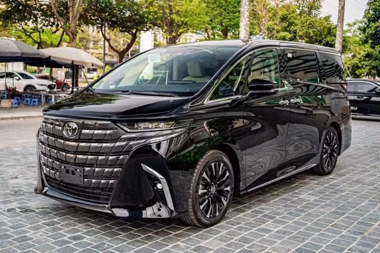 Sau khi chính thức ra mắt Việt Nam vào 22/11, Toyota Alphard 2024 mới đã nhanh chóng có mặt tại các đại lý. Xe được phân phối với hai phiên bản là xăng và hybrid, đi cùng mức giá lần lượt là 4,370 và 4,475 tỷ đồng. Theo nhân viên tư vấn bán hàng, lô xe đầu chỉ có vài chiếc và đã có một số khách hàng đặt mua.