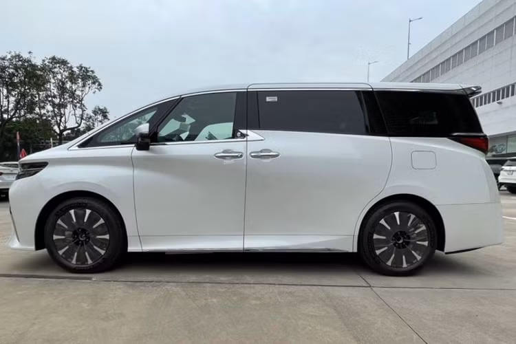 Ngoài ra, bệ tì tay của 2 ghế giữa còn đi kèm màn hình cảm ứng để hành khách điều chỉnh các tính năng như hệ thống âm thanh, điều hòa, đèn trần xe, rèm trần, rèm cửa sổ và các tiện nghi khác. Bên dưới nắp ca-pô của chiếc MPV cao cấp này có 2 tùy chọn động cơ.